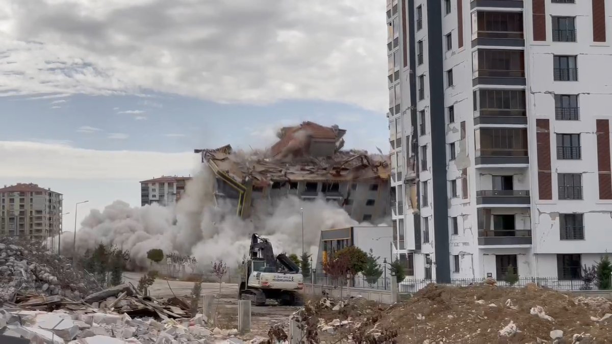 Malatya'da ağır hasarlı 12 katlı bina dinamitle yıkıldı