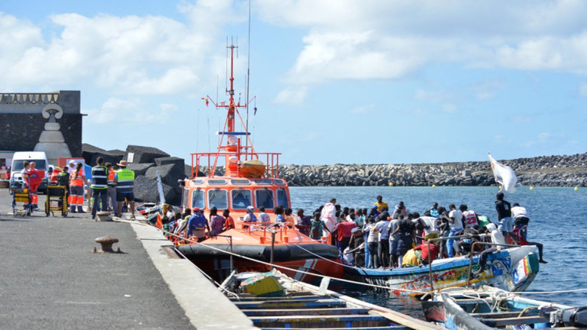 Bin 400'den fazla Afrikalı göçmen İspanya'nın Kanarya Adaları'na ulaştı