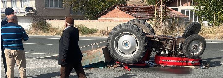 Tosya'da ciple çarpışan traktör takla attı
