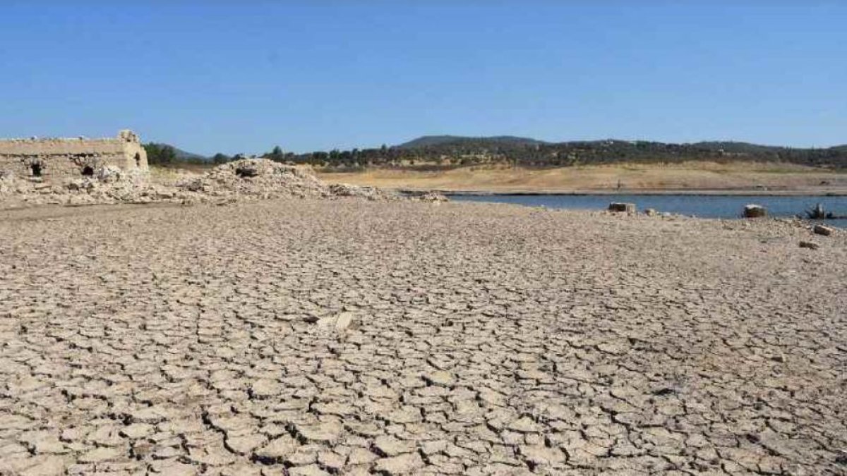 Bodrum’da iki baraj kurudu, belediye su deposu dağıttı