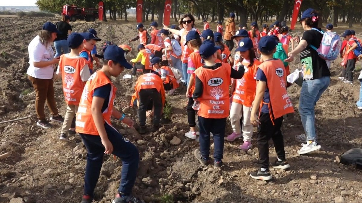 Cumhuriyetin 100. yılında 2023 adet fidan diktiler