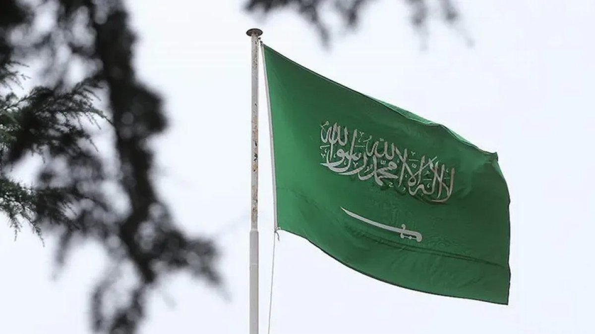 Suudi Arabistan Lübnan'daki diplomatlarını geri çekti