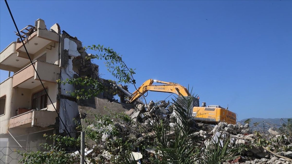 Hatay'da depremlerde ağır hasar alan 4 bina kontrollü yıkıldı