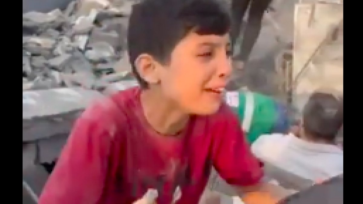 Enkaz altında kalan ailesini arayan Gazzeli çocuk: "Keşke bunlar rüya olsaydı"