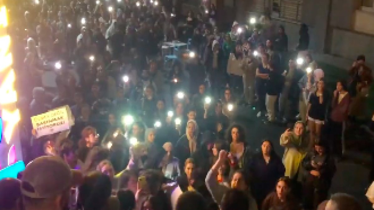 Cevizlibağ Kız Öğrenci Yurdu'nda toplanan yüzlerce öğrenci: "Verdiğiniz yorgan kefenimiz oldu"