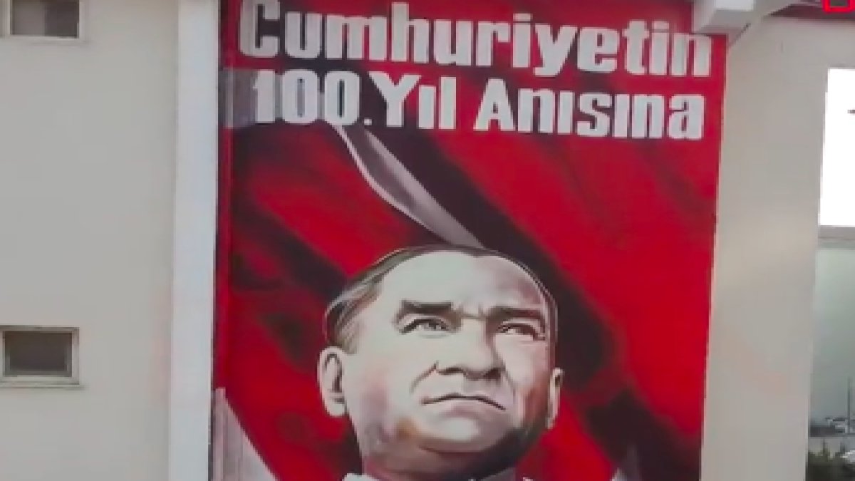 15 metrelik Türk bayrağı üzerine Atatürk portresi...