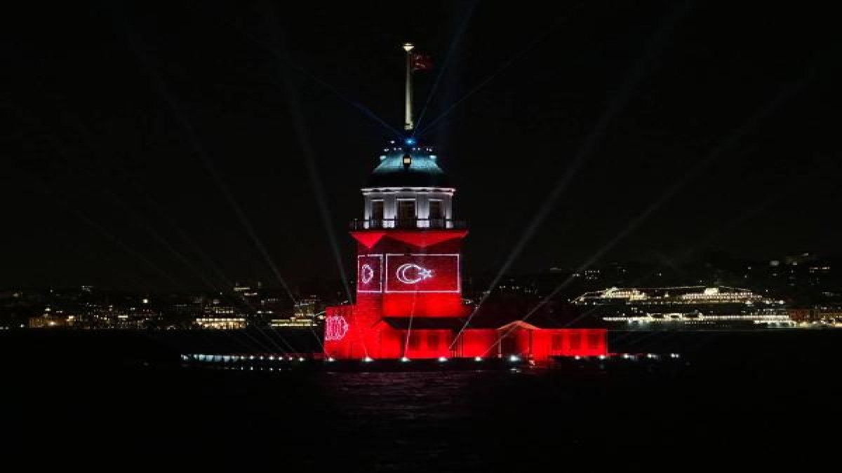 Kız Kulesi Türk Bayrağı ile ışıklandırıldı