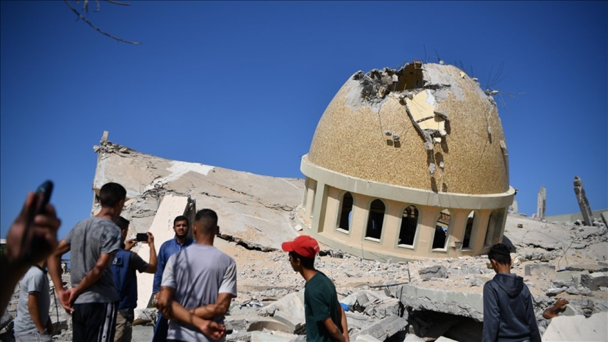 İsrail savaş uçakları gece saatlerinde Gazze Şeridi'nde bir camiyi daha bombaladı
