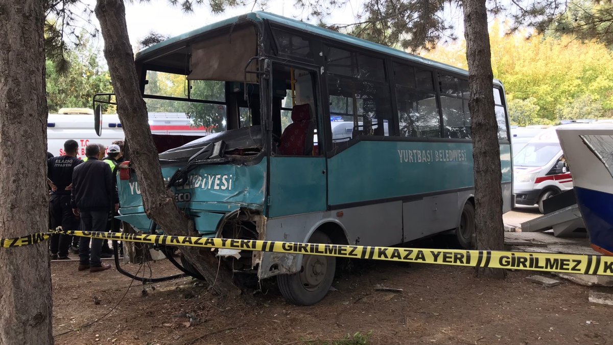 Elazığ’da öğrencileri taşıyan midibüs kaza yaptı 27 yaralı