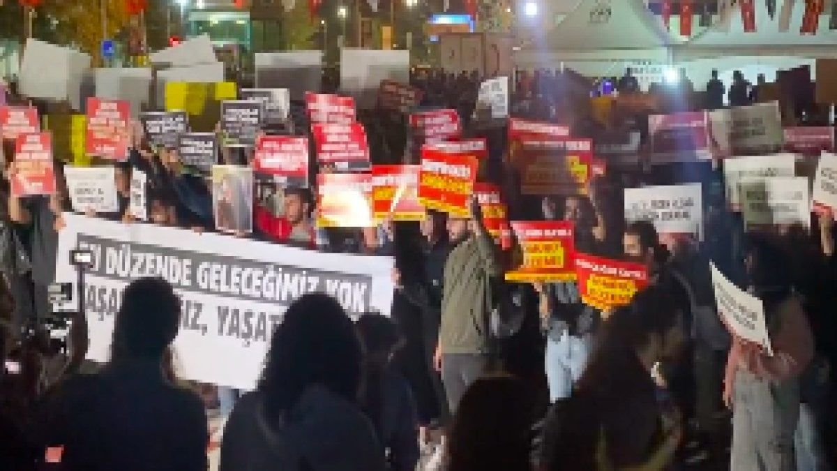 İhmal sebebiyle KYK yurdunda hayatını kaybeden Zeren Ertaş için toplanan gençler: "Öğrencinin katili saray rejimi"