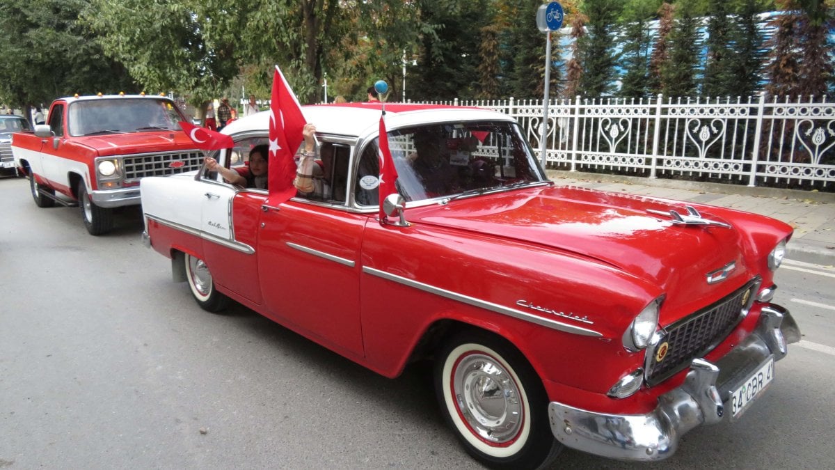 Kadıköy'de klasik otomobillerle 100.yıl konvoyu