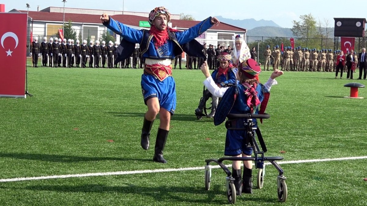 Cumhuriyet'in 100. yıl kutlamalarında engellilerin zeybek oyunu duygulandırdı