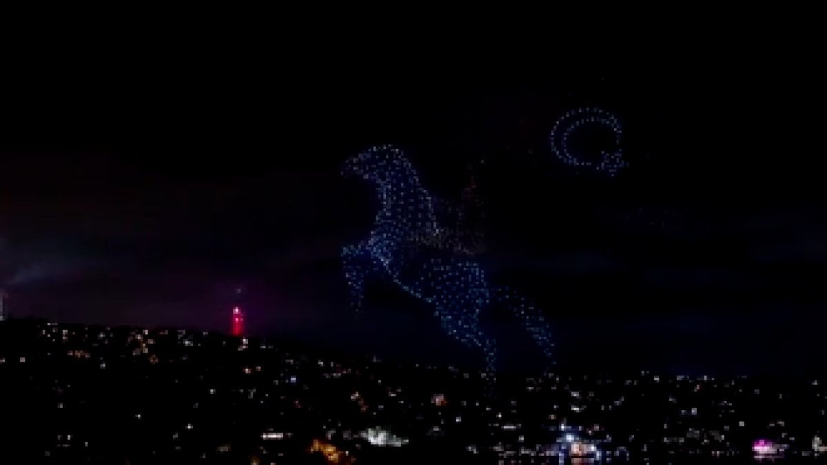 İstanbul Boğazı'nda muhteşem drone gösterisi: Yaşasın Cumhuriyet