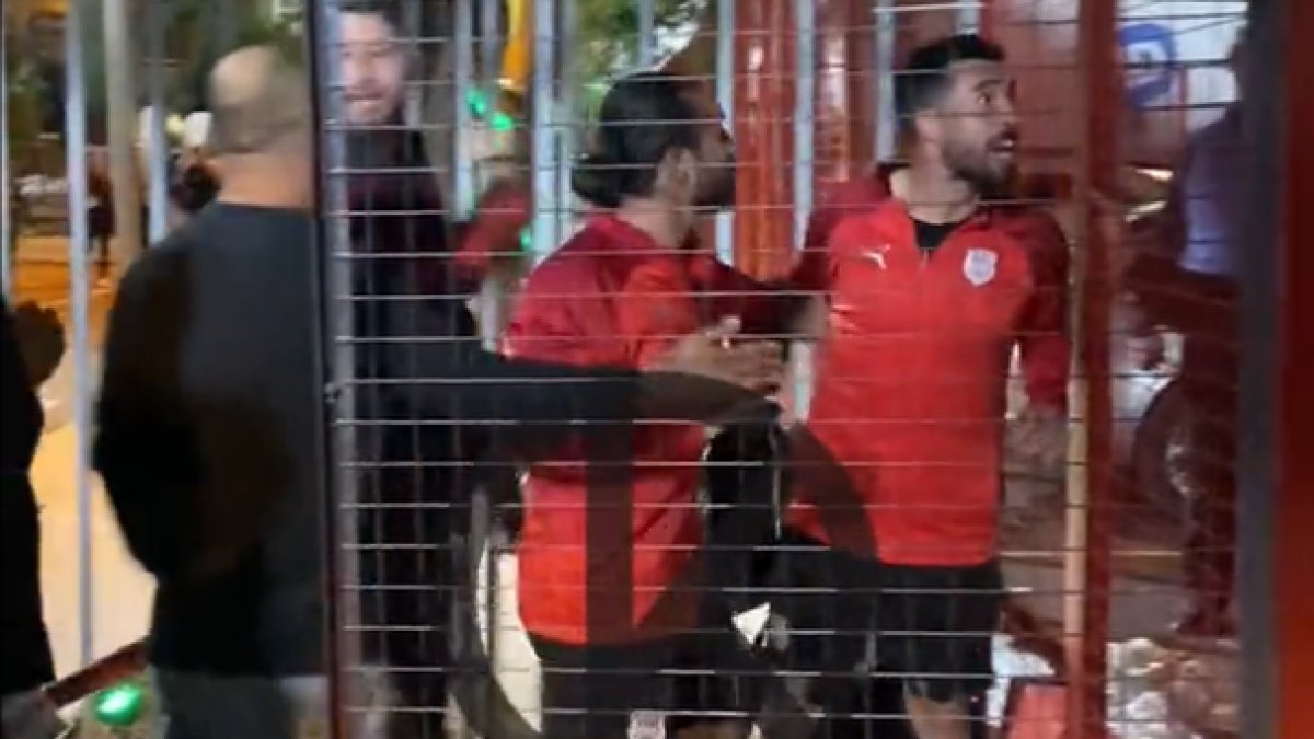 Pendikspor taraftarının tutuklandığını gören futbolcular polisle tartıştı: Fenerbahçe taraftarına yapabilir misiniz?