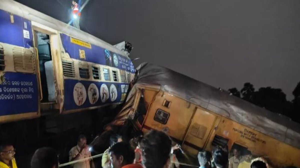 Hindistan’da tren kazası: 10 ölü 27 yaralı