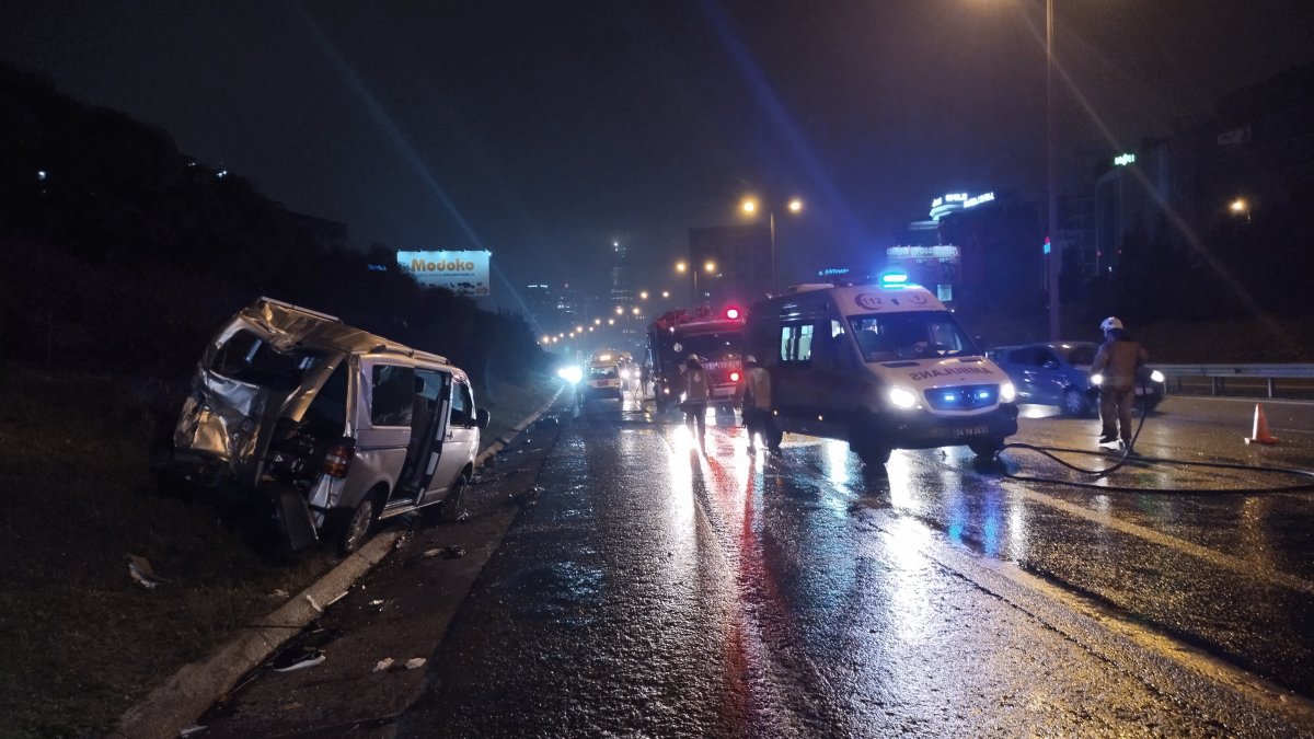 İstanbul'da İETT otobüsü ile minibüs çarpıştı: 2 yaralı