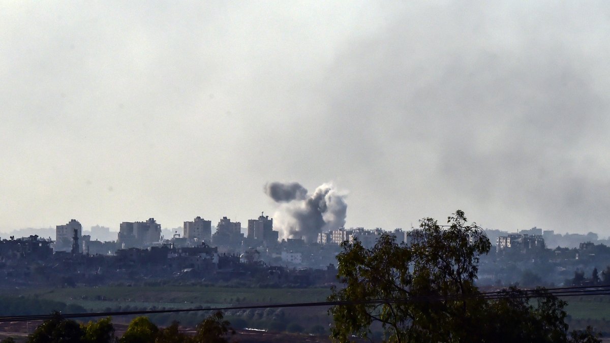 İsrail Gazze'yi gece boyu aralıksız bombaladı. Onlarca kişi öldü