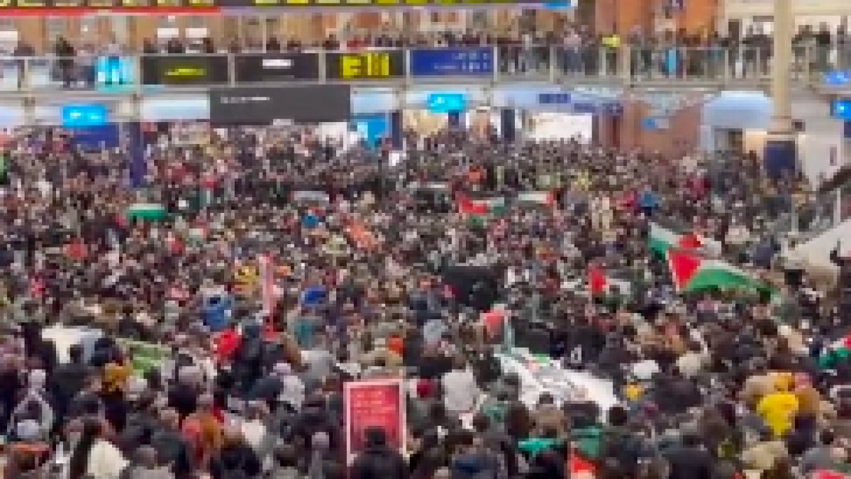 Londra'da Liverpool Street İstasyonu'nda yüzlerce Filistin destekçisi oturma eylemi yaptı