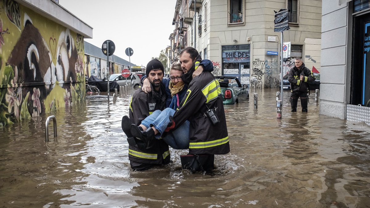 Milano'da sokaklar göle döndü. Metro istasyonu sular altında kaldı