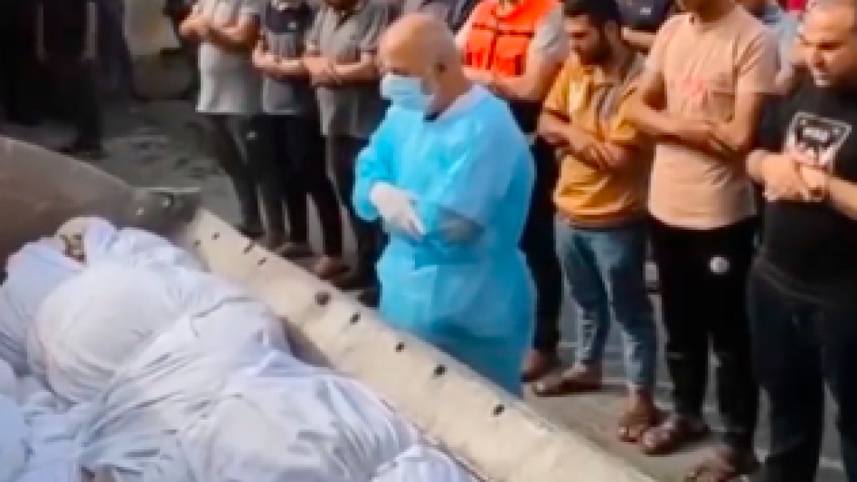 Gazzeliler sevdiklerinin cenazelerini dozer kepçesiyle kaldırıyor
