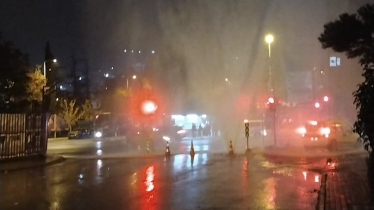 Kadıköy'de su borusu patladı, fışkıran su metrelerce yükseldi