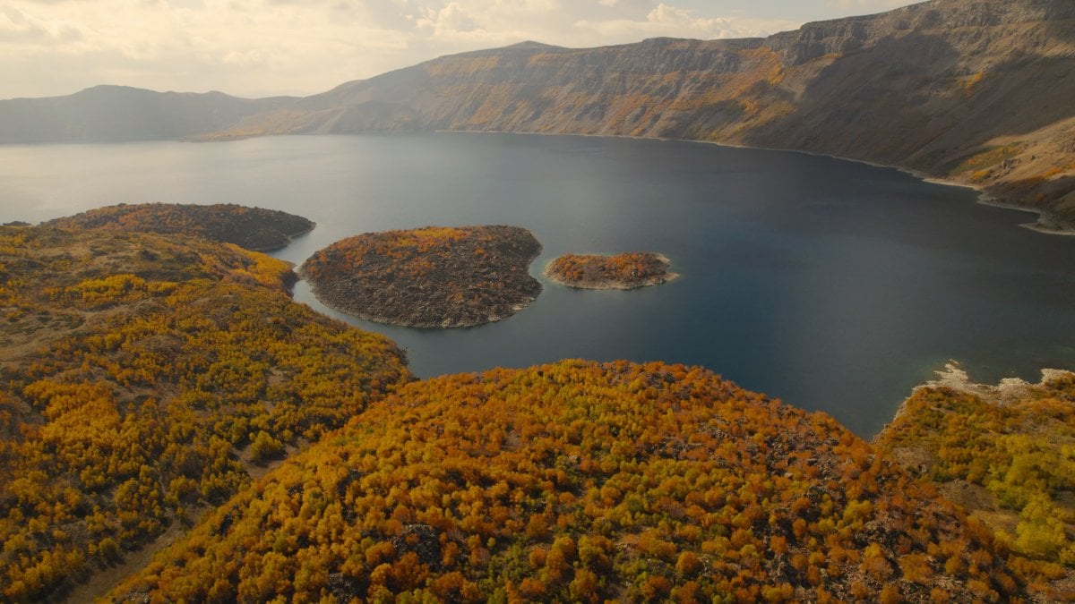 Sonbahar Nemrut Kraterinde kartpostallık görüntülere sahne oldu