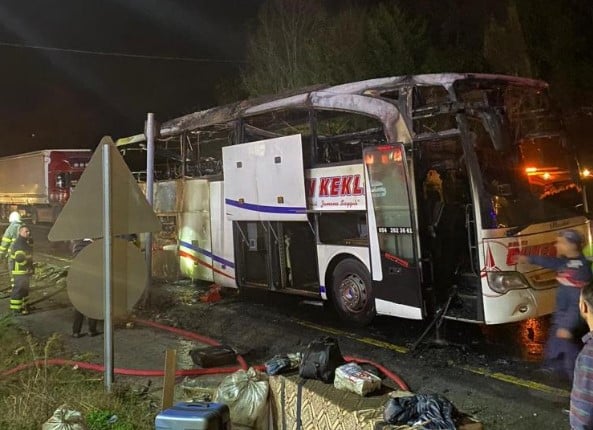 Yolcu otobüsü alev alev yandı. Geriye hurda yığını kaldı