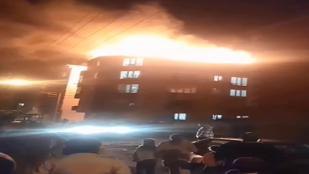 Çorlu'da apartmanın çatısında çıkan yangın korkuttu