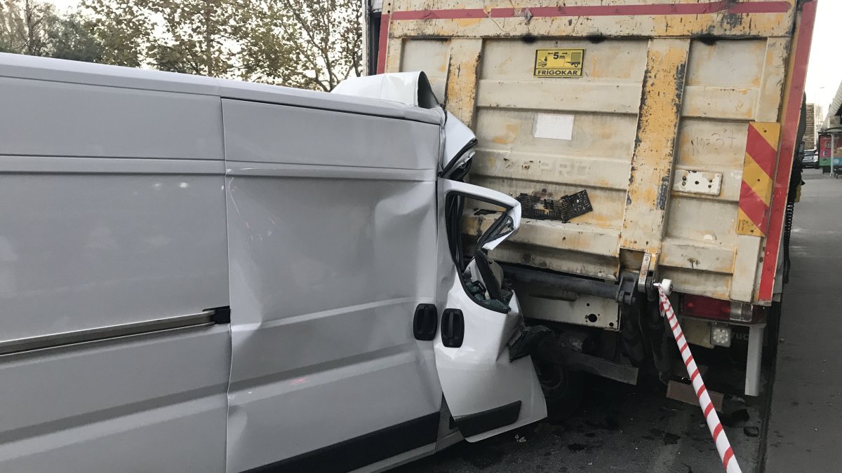 Şişli’de panelvan kamyonun altına girdi sürücü kazayı sıyrıklarla atlattı