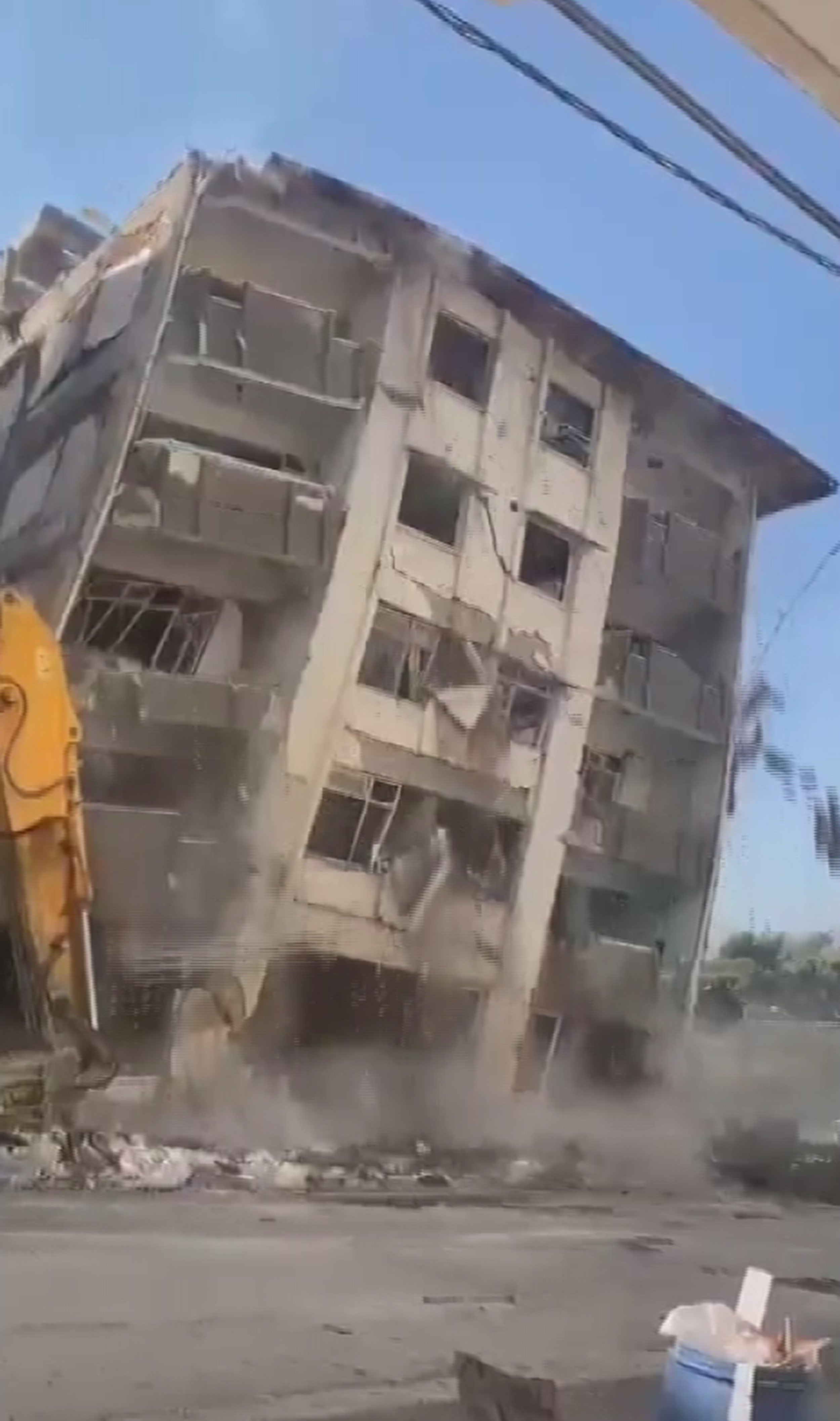 Hatay'da depremde hasar alan 5 katlı bina titreşimle yıkıldı