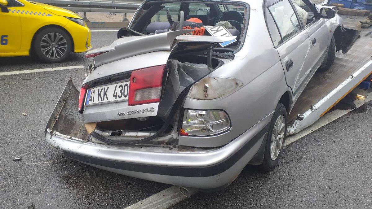 Maltepe'de otomobil duvara girdi: 2 yaralı
