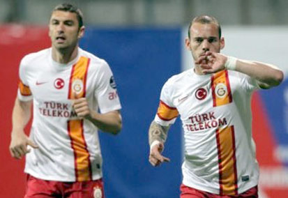 Sneijder ve Burak'tan Kadıköy'de zafer sözü
