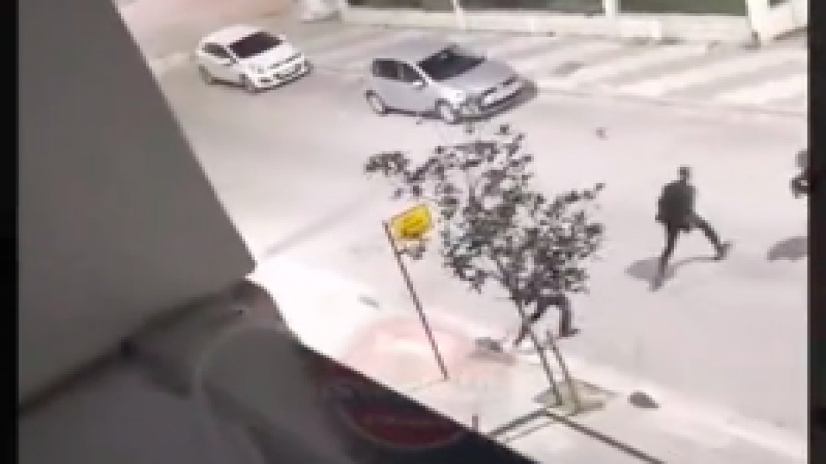 İstanbul'da bir kişi yoldan geçenleri bıçakla kovaladı