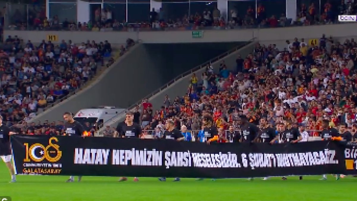 Galatasaraylı oyuncular sahaya "Hatay hepimizin şahsi meselesidir. 6 Şubat'ı unutmayacağız" yazılı pankartla çıktı