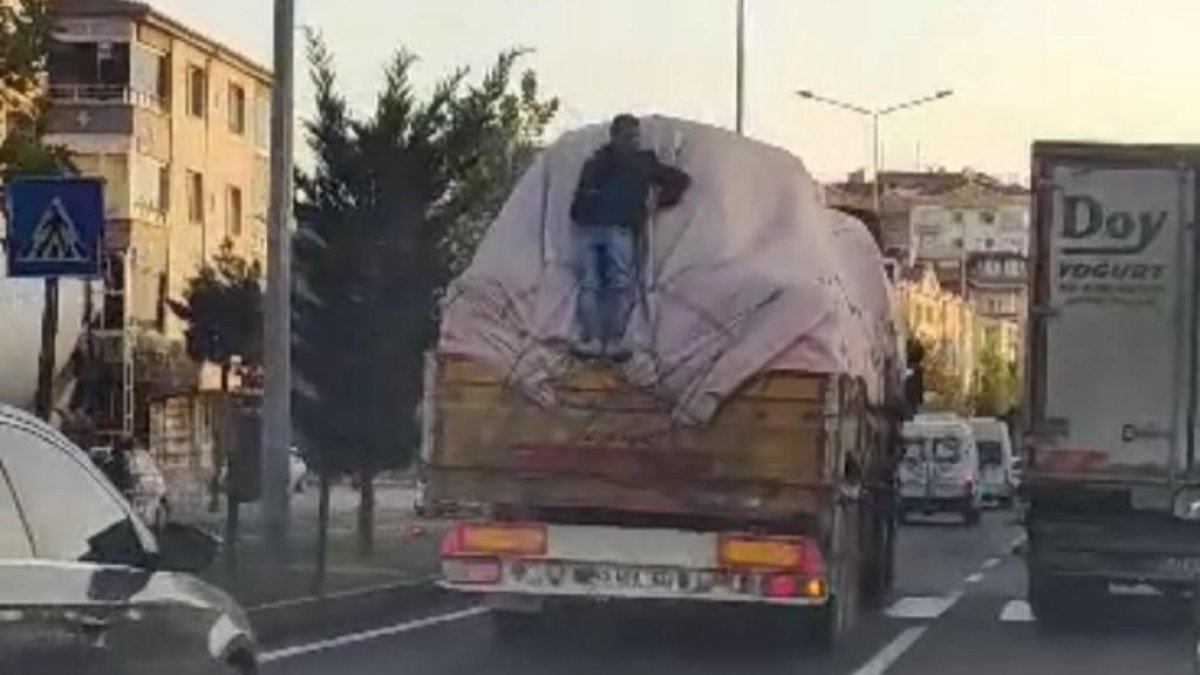 Tır'ın kasasında tehlikeli yolculuk