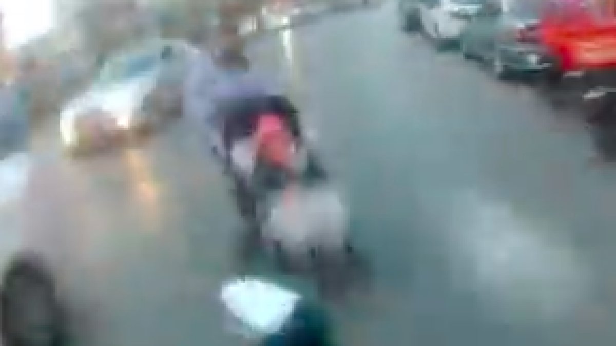 Motosiklet sürücüsü yola fırlayan anne ve bebek arabasına çarptı