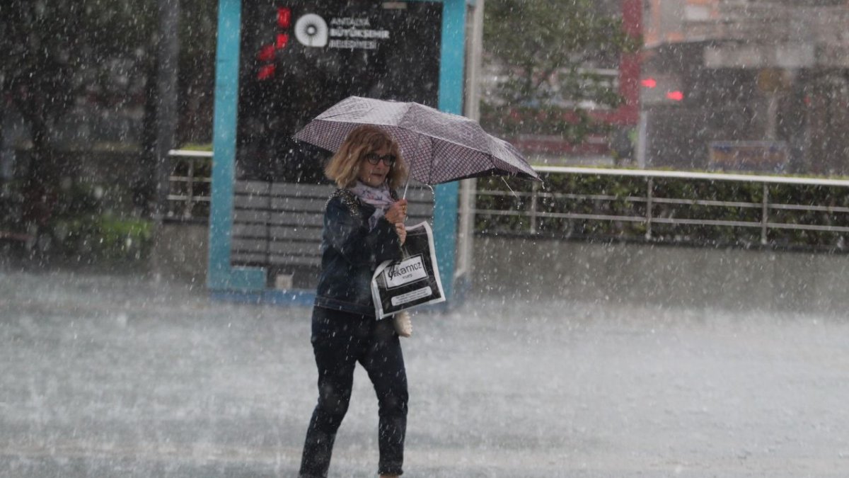 Meteoroloji saat vererek bildirdi, Antalya için gök gürültülü sağanak yağış uyarısı