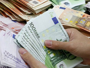 Euro ve yen, dolara çarptı