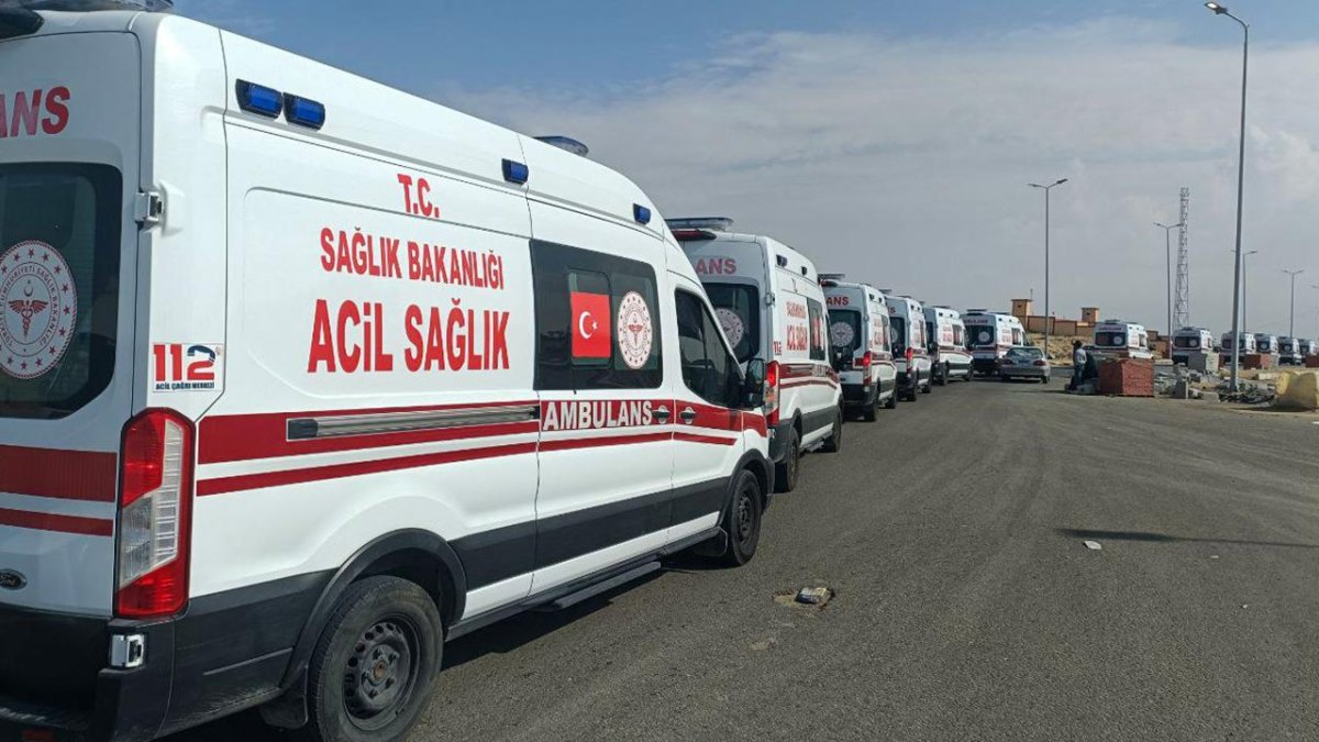 Gazze'ye gönderilen ambulanslar, Refah sınır kapısına hareket etti