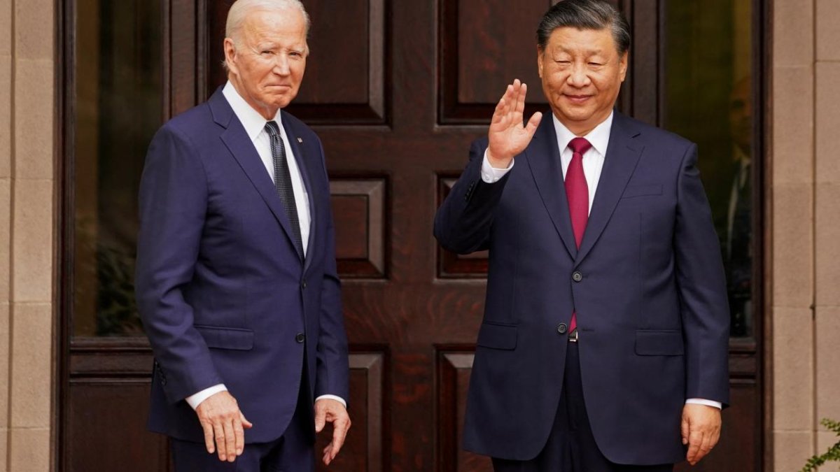 Biden ve Xi 1 yıl aranın ardından ilk kez yüz yüze görüştü