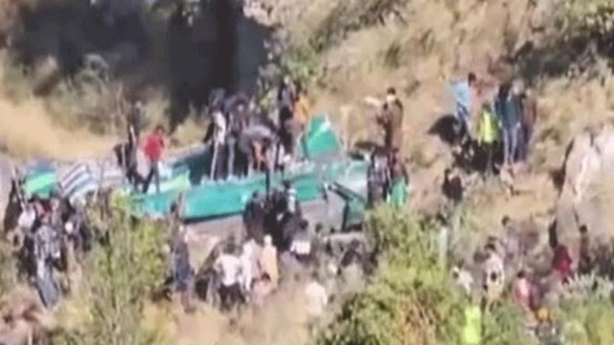 Hindistan’da yolcu otobüsü şarampole yuvarlandı: 36 ölü, 19 yaralı