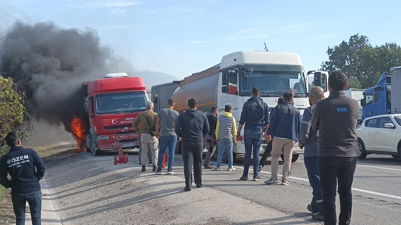 Yanan kamyonu söndürmeye ne yangın tüpleri ne de su tankeri yetti