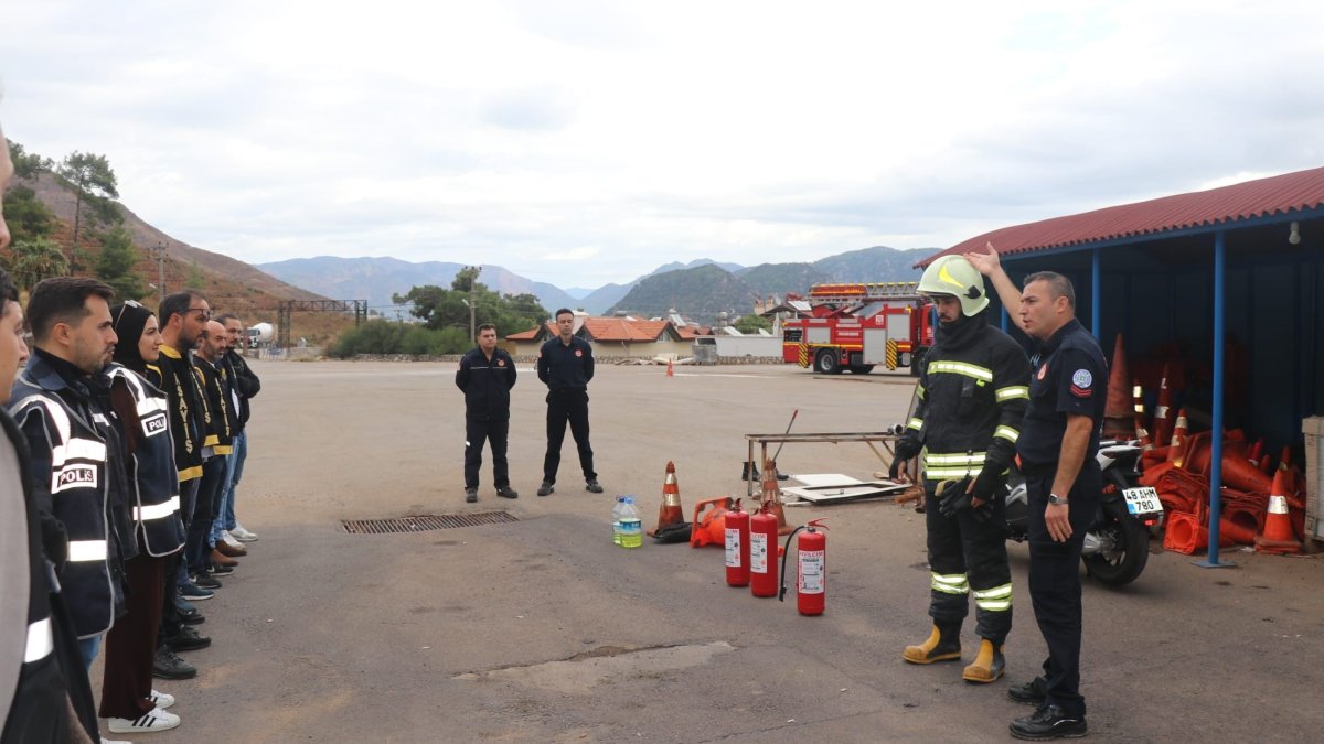 Marmaris’te itfaiyeden polise yangın eğitimi