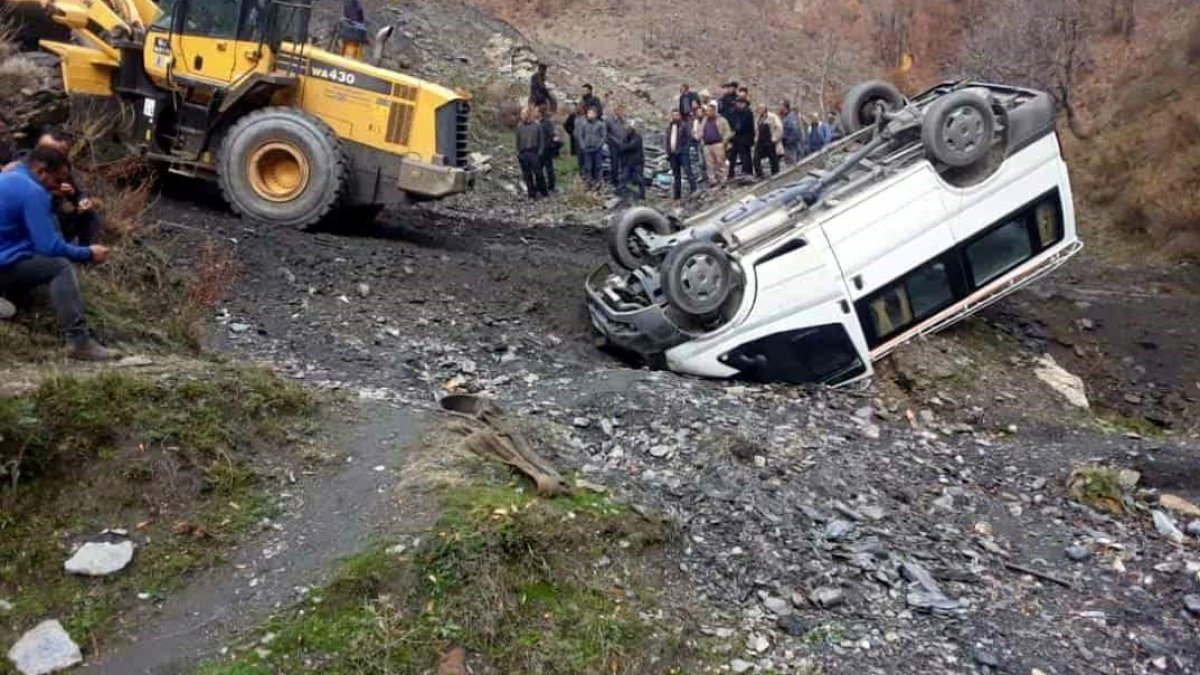 Siirt'teki kazada minibüs 5 saatlik çalışmayla vadiden çıkartıldı