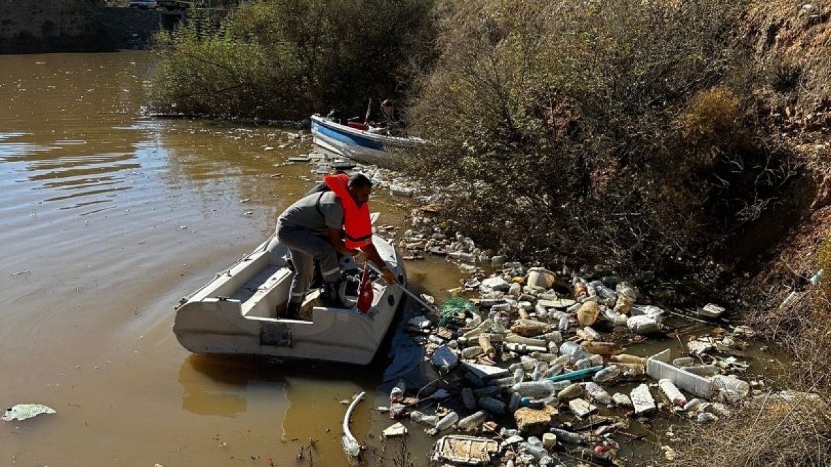 Bitez Barajı'nda yağış sonrası biriken çöpler temizlendi