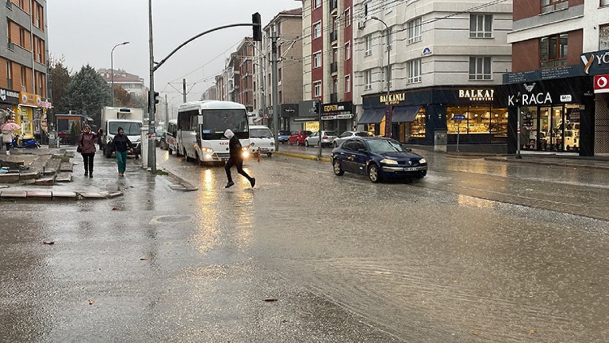 Eskişehir'i sağanak vurdu: Hazırlıksız yakalananlar sığınacak yer aradı