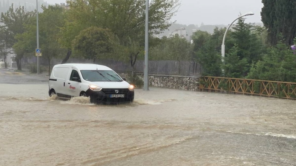 Aydın'ı sağanak ve fırtına vurdu. Ağaçlar devrildi, araçlar yolda mahsur kaldı