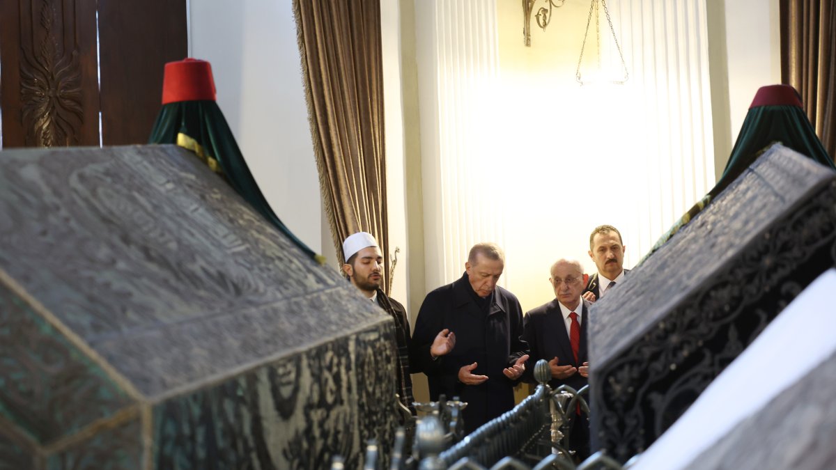 Erdoğan’dan Sultan 2. Abdülhamid Han'ın türbesine ziyaret