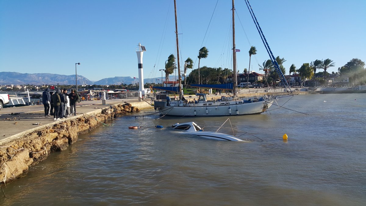 Antalya’da fırtınada ağaçlar devrildi tekne battı