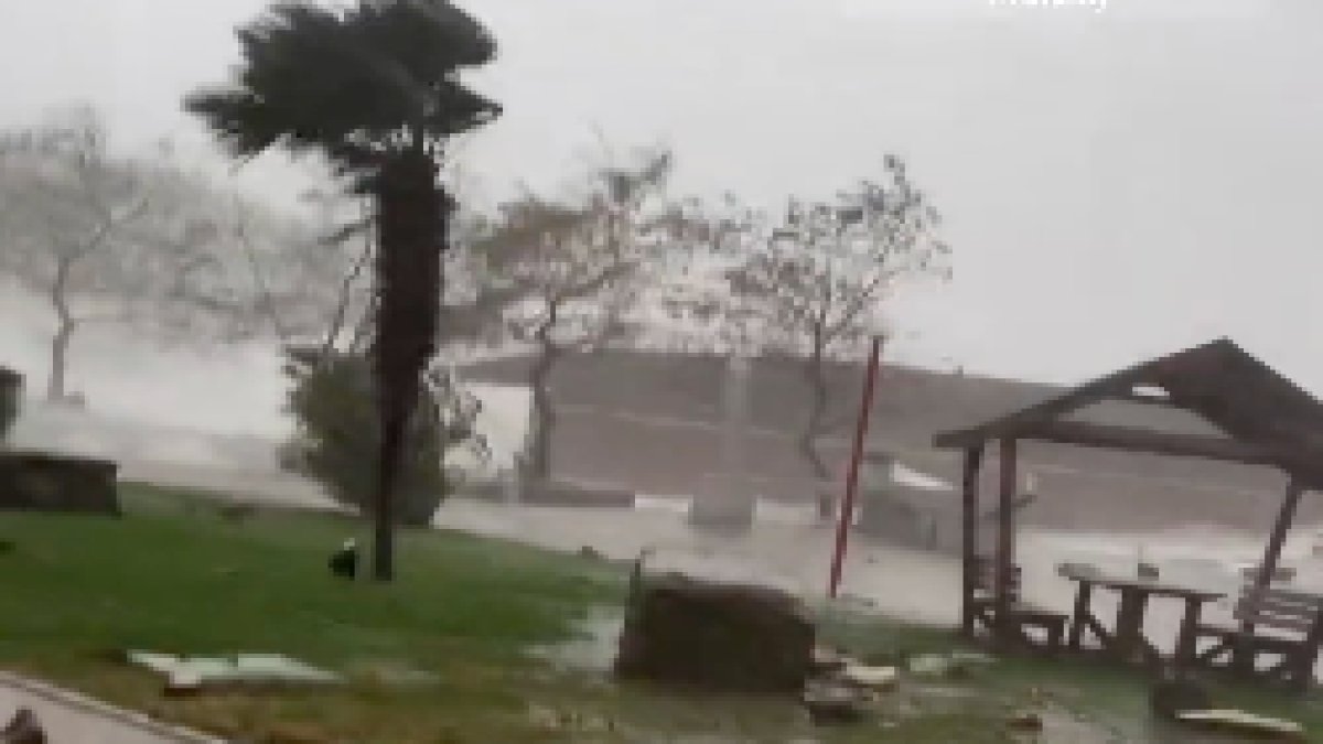 Zonguldak'ta şiddetli fırtınada ikiye bölünen yük gemisi